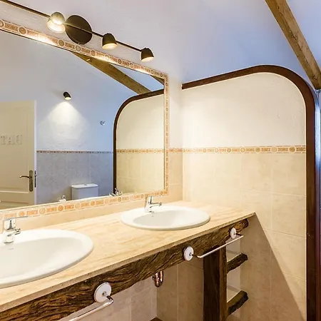 فيلة Sleeps 6 Pool Wifi بويينسا